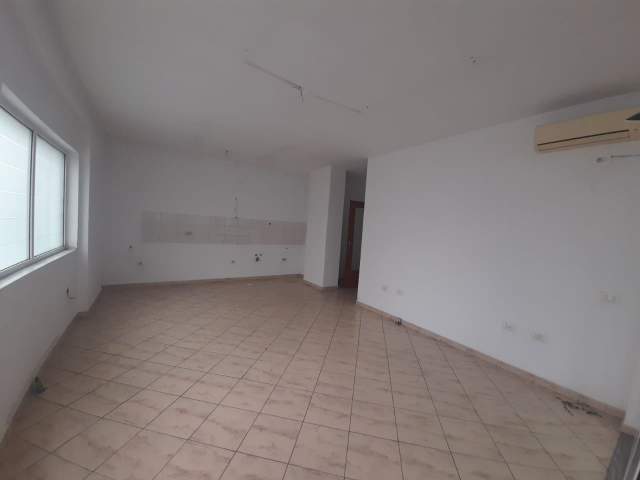 Tirane, jepet me qera 127 m² 700 Euro (Komuna e Parisit)