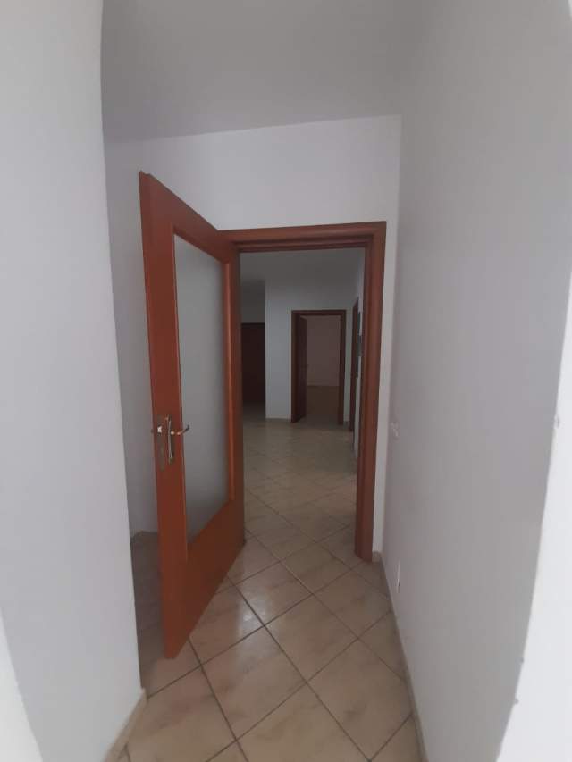 Tirane, jepet me qera 127 m² 700 Euro (Komuna e Parisit)