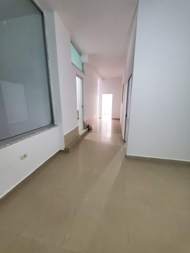 Tirane, shitet ambjent biznesi Kati 1, 140 m² 125.000 Euro (3 deshmoret)