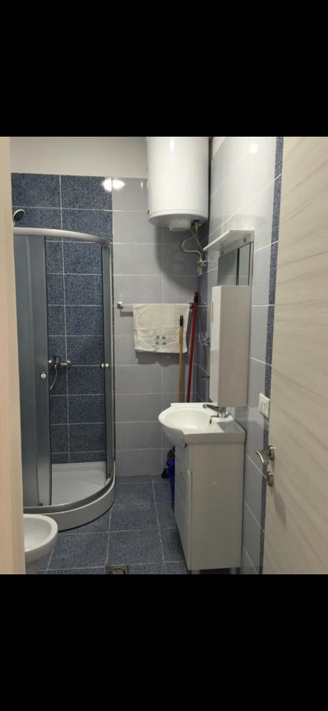 Tirane, jepet me qera apartament 2+1 Kati 4, 90 m² 650 Euro (Komuna e Parisit, KIKA 2)