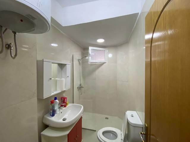 Tirane, jepet me qera apartament 2+1+A Kati 1, 75 m² 450 Euro (Mbrapa Ish Ekspozites)