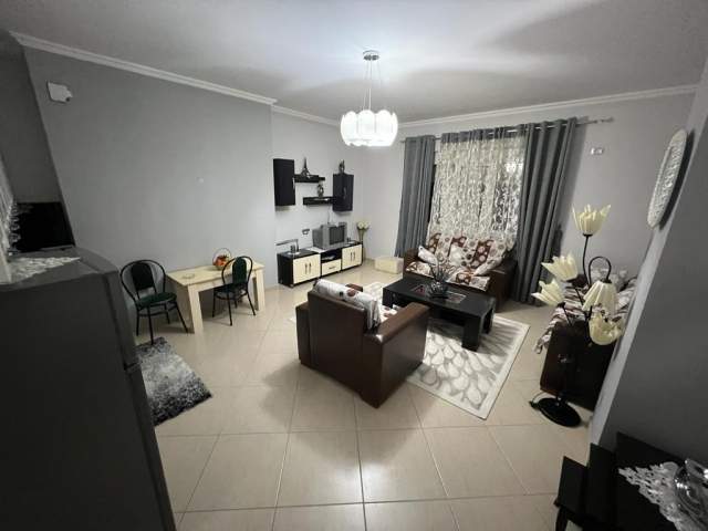 Korce, jepet me qera apartament 1+1 Kati 6, 82 m² 250 Euro (Pranë Shën Marias)