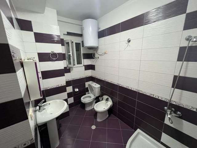 Korce, jepet me qera apartament 1+1 Kati 6, 82 m² 250 Euro (Pranë Shën Marias)