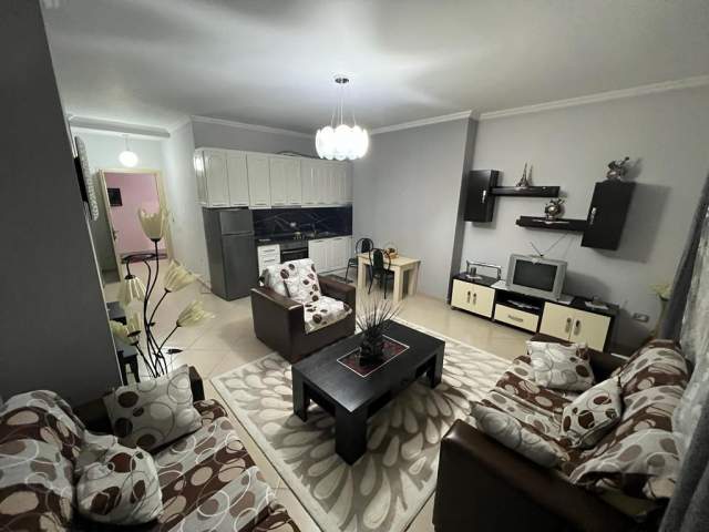 Korce, jepet me qera apartament 1+1 Kati 6, 82 m² 250 Euro (Pranë Shën Marias)