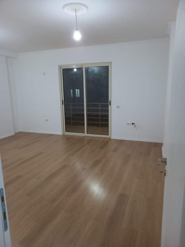 Tirane, shitet apartament Kati 8, 74 m² 66.000 Euro (Yzberisht)