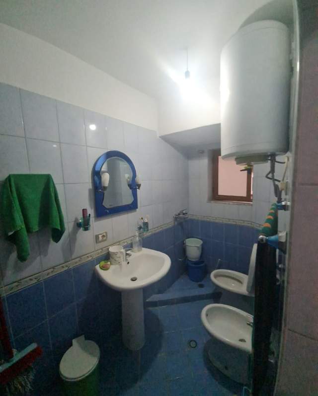 Elbasan, Shitet Apartament i rinovuar, tip 2+1, kati 4, pallat ekzistus 5-kate,tulle plotë, 70m², Cmimi 50'000€, në rr. Cen Jolldashi, 200m nga Unaza Elbasanit dhe 300m nga Normalja / Pedagogjikja