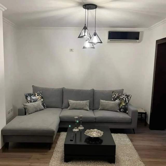 Tirane, jepet me qera apartament 2+1 Kati 1, 115 m² 750 Euro (Ura  e tabakeve)