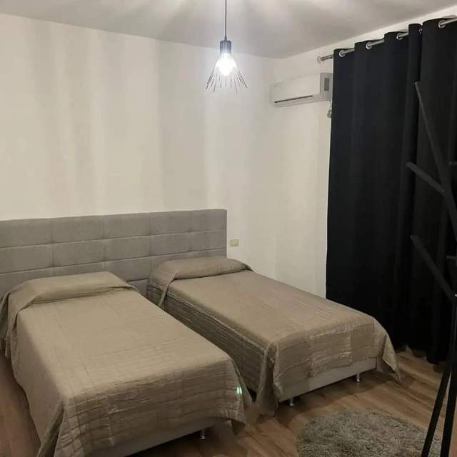 Tirane, jepet me qera apartament 2+1 Kati 1, 115 m² 750 Euro (Ura  e tabakeve)