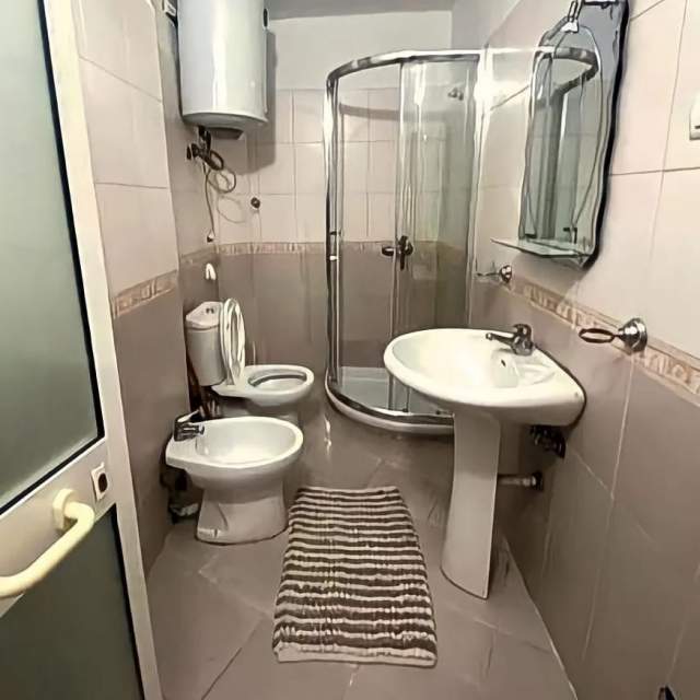 Tirane, jap me qera apartament 1+1 Kati 3, 50 m² 420 Euro (Sheshi Wilson)