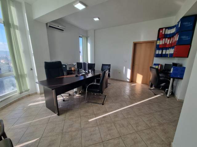 Tirane, jepet me qera zyre Kati 9, 55 m² 400 Euro (Rruga e Kavajes)