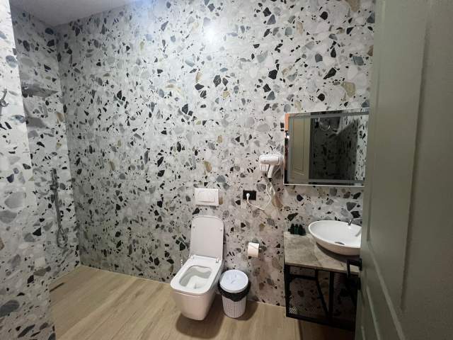 Shkembi Kavajes, shitet hotel Kati 0, 700 m² 2.000.000 Euro (Shkembi i Kavajes)