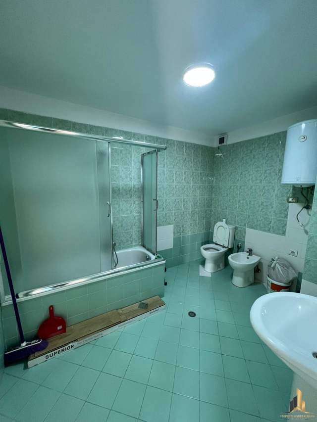 Tirane, jepet me qera zyre Kati 8, 141 m² 800 Euro (bllok , garda)