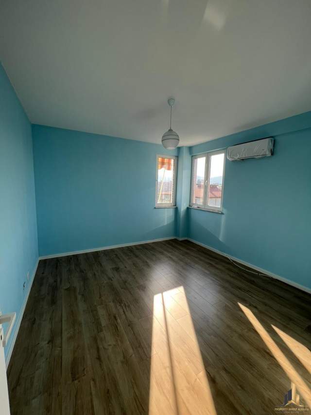 Tirane, jepet me qera zyre Kati 8, 141 m² 800 Euro (bllok , garda)