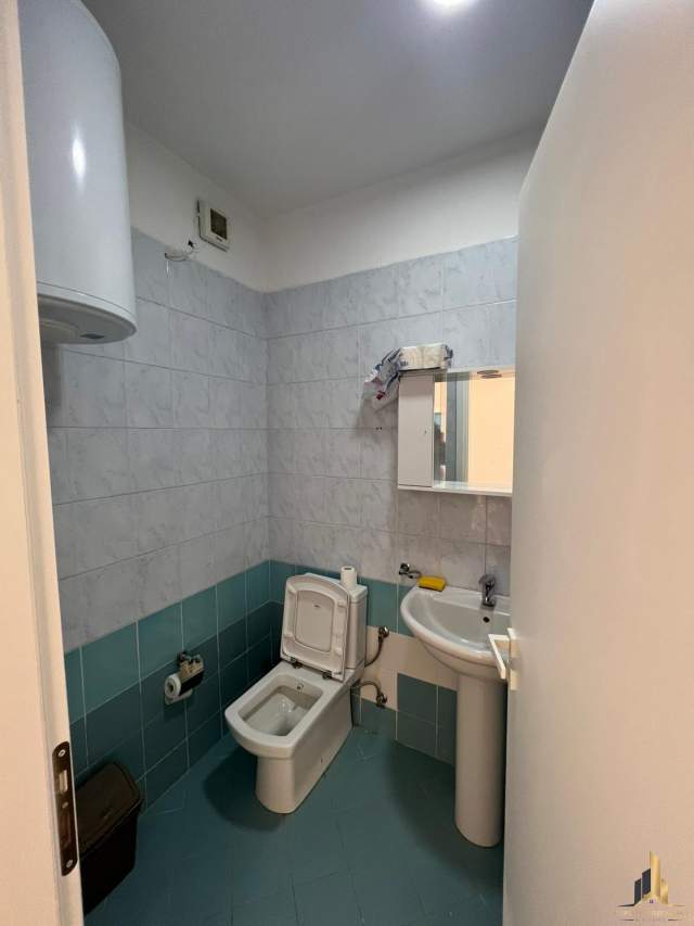 Tirane, jepet me qera zyre Kati 8, 141 m² 800 Euro (bllok , garda)