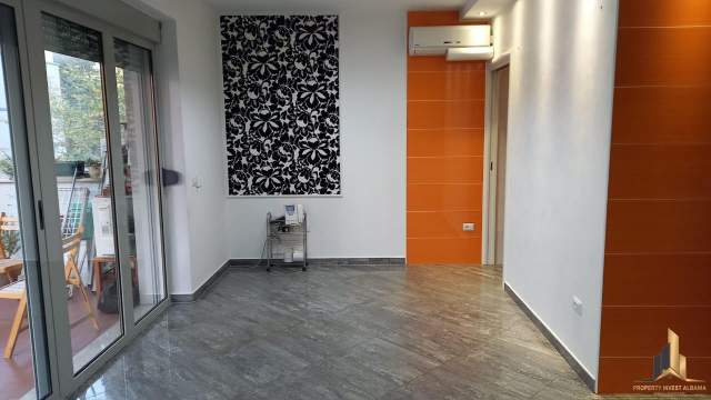 Tirane, jepet me qera zyre Kati 3, 180 m² 1.500 Euro (Bllok , juridiku)