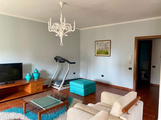 Tirane, jepet me qera apartament 2+1+A+BLK Kati 4, 124 m² 550 Euro (Komuna e Parisit)