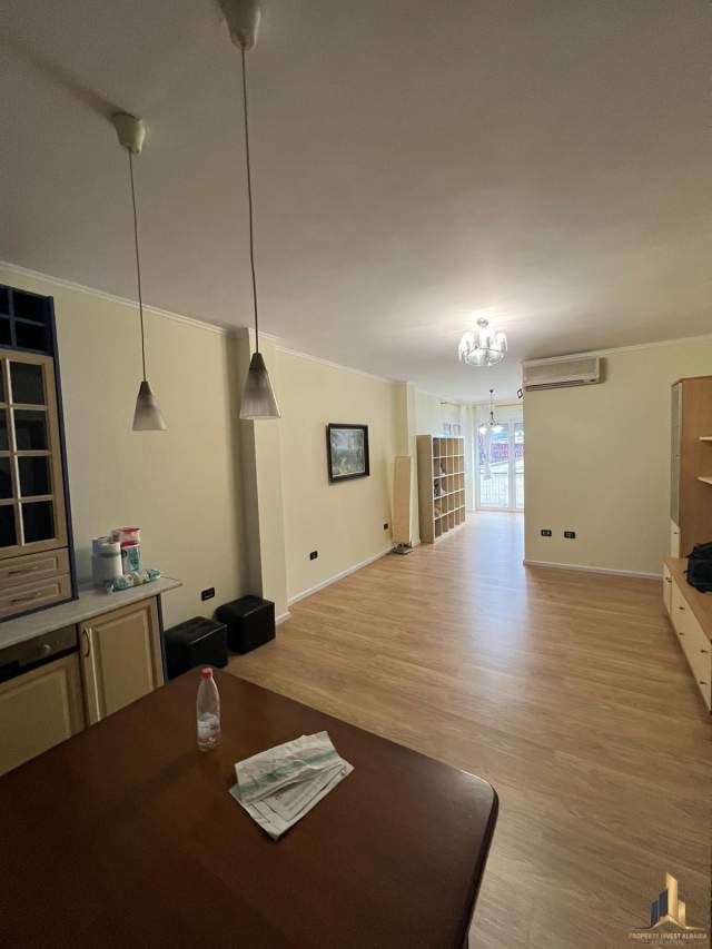 Tirane, jepet me qera ambjent biznesi Kati 9, 111 m² 700 Euro (bllok , garda)