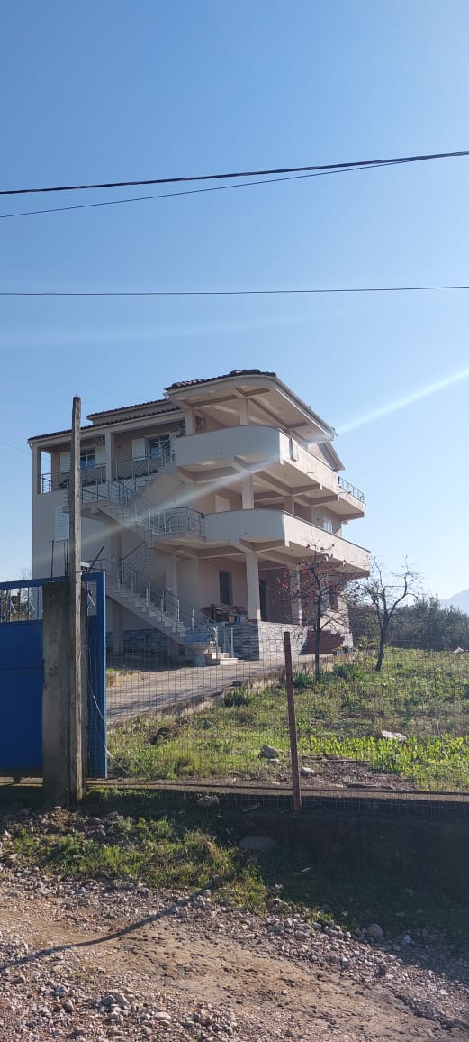 Tirane, shes Vile 3 Katshe Kati 3, 385 m² 460.000 Euro (Sauk)