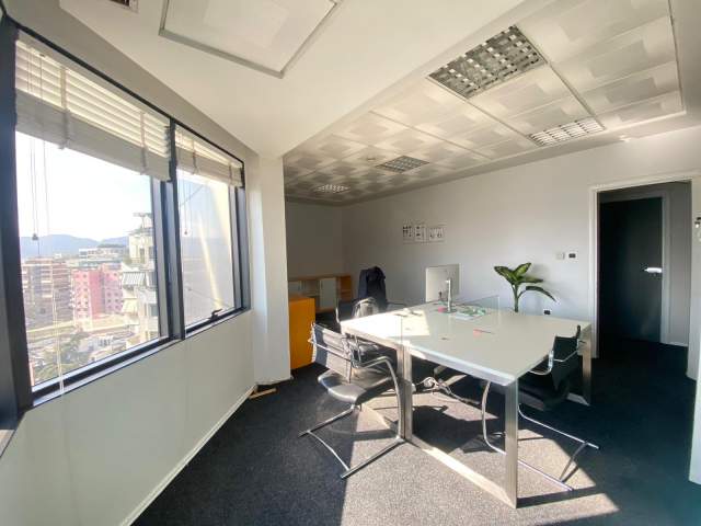 Tirane, jepet me qera zyre Kati 11, 118 m² 2.400 Euro (Bulevardi Deshmoret E Kombit)