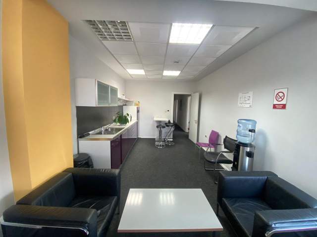 Tirane, jepet me qera zyre Kati 11, 118 m² 2.400 Euro (Bulevardi Deshmoret E Kombit)
