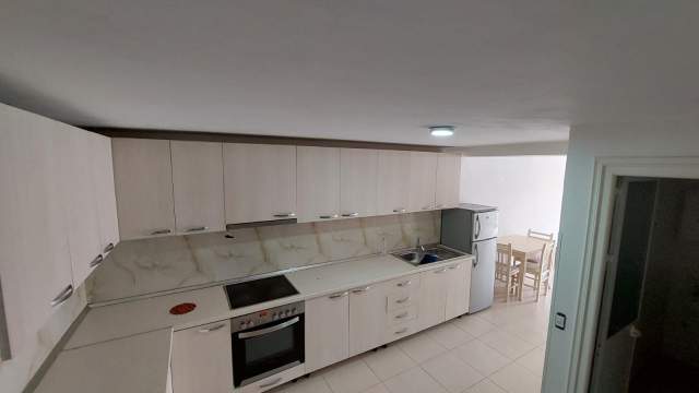Tirane, jepet me qera apartament duplex Dublex Kati 1, 80 m² 300 Euro (Todi Shkurti)
