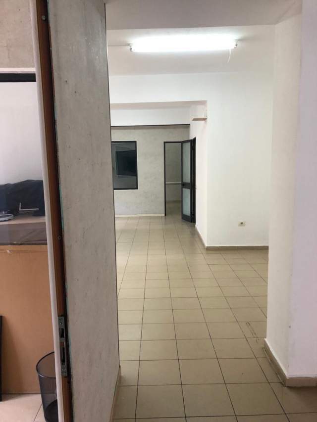 Tirane, jepet me qera ambjent biznesi Kati 2, 140 m² 750 Euro (hoxha tahsin)