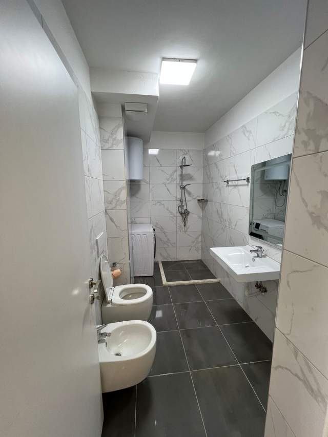 Tirane, jepet me qera apartament 2+1+2+BLK Kati 5, 120 m² 650 Euro (Fusha e Aviacionit)