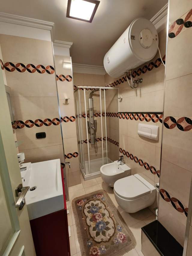 Tirane, jepet me qera apartament 1+1 Kati 5, 53 m² 500 Euro (Rruga Bardhok Biba)
