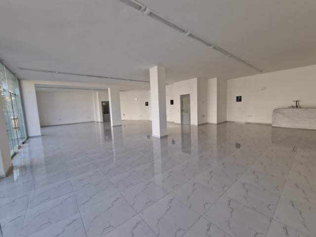 Vlore, jepet me qera ambjent biznesi Kati 0, 220 m² 500 Euro