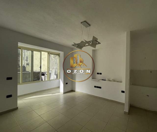Tirane, jepet me qera ambjent biznesi Kati 1, 105 m² 500 Euro (BLLOKU)