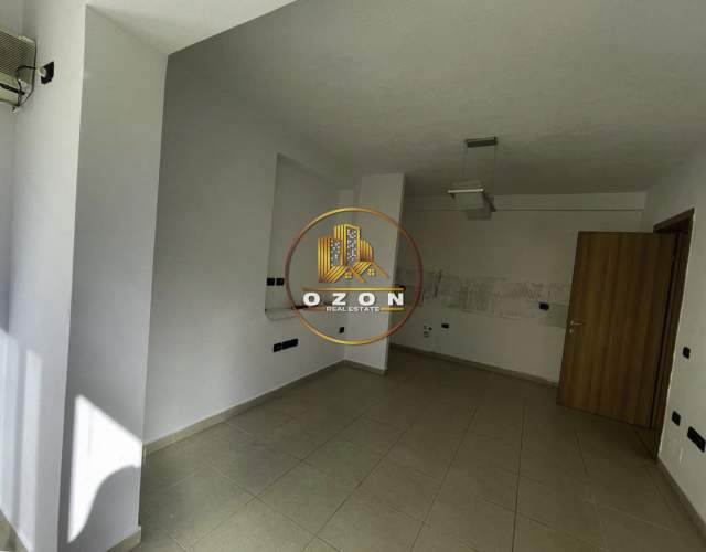 Tirane, jepet me qera ambjent biznesi Kati 1, 105 m² 500 Euro (BLLOKU)