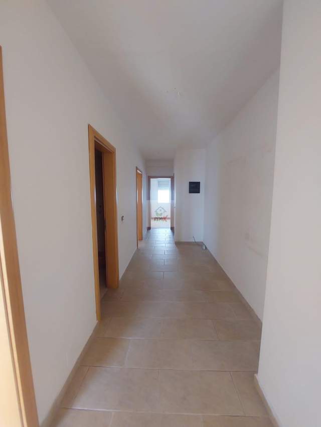 Durres, jepet me qera ambjent biznesi Kati 3, 187 m² 800 Euro (TAULANTIA)
