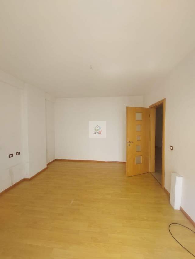 Durres, jepet me qera ambjent biznesi Kati 3, 187 m² 800 Euro (TAULANTIA)