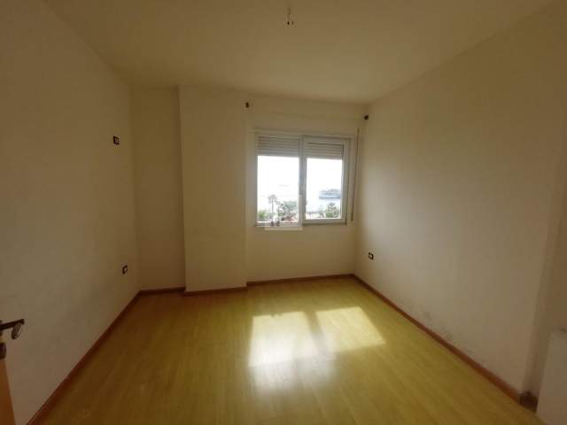 Durres, jepet me qera Kati 3, 187 m² 800 Euro (TAULANTIA)