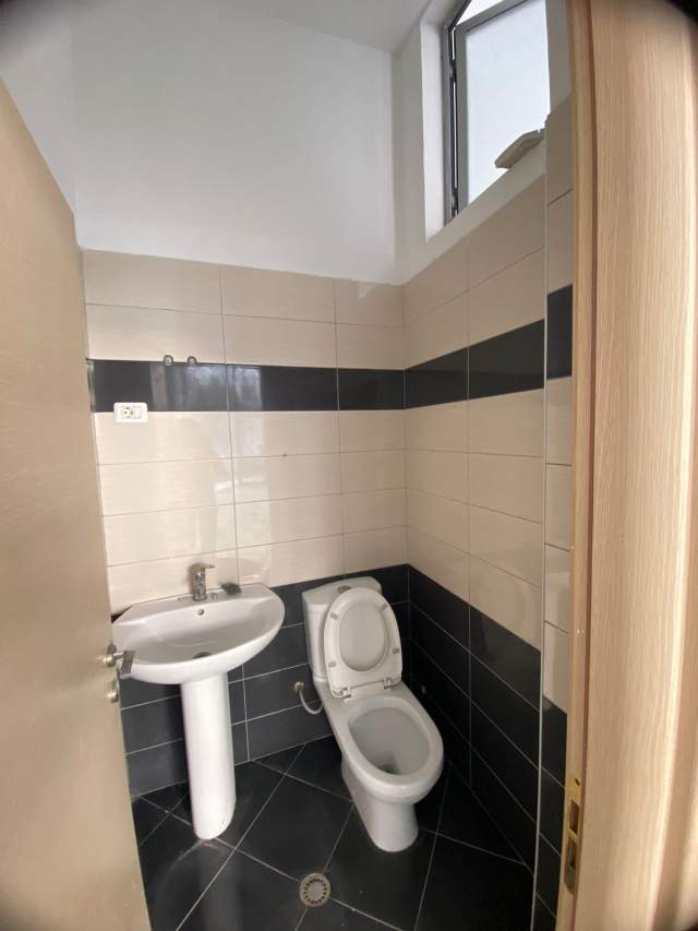 Tirane, jepet me qera ambjent biznesi Kati 0, 43 m² 200 Euro (Astir)