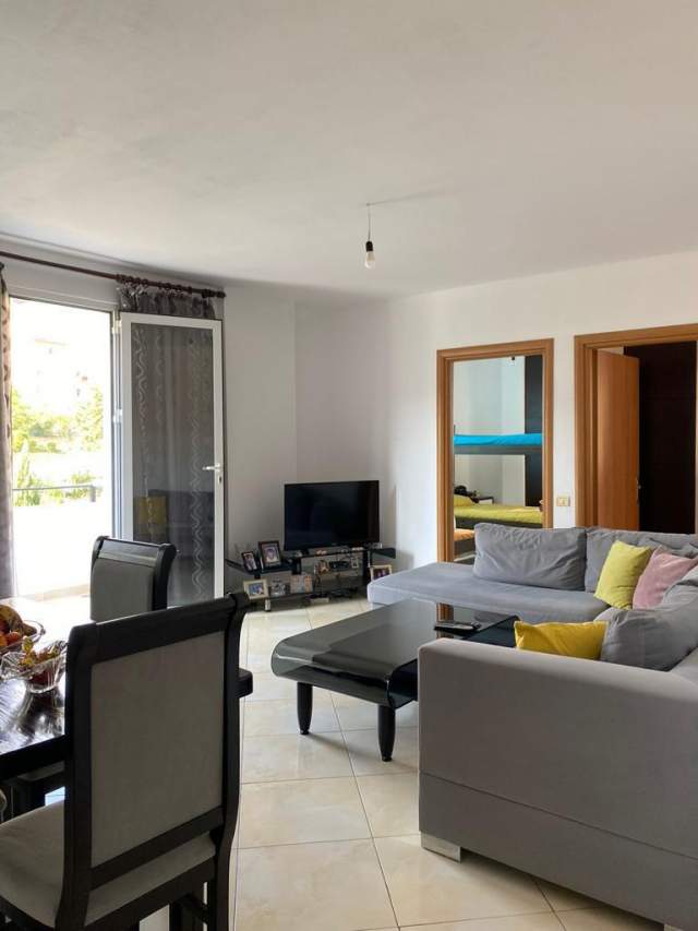 Tirane, jepet me qera apartament 2+1+BLK Kati 2, 110 m² 400 Euro (Sheshi Leonora (Komun Parisi))