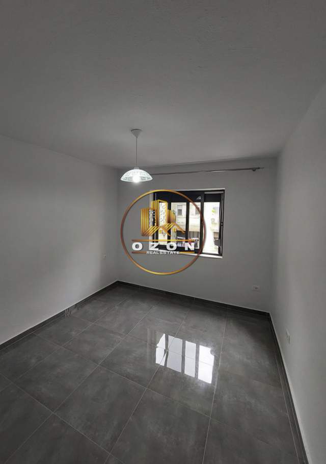 Tirane, jepet me qera ambjent biznesi Kati 2, 60 m² 400 Euro (Ish-Parku i Autobuzave)