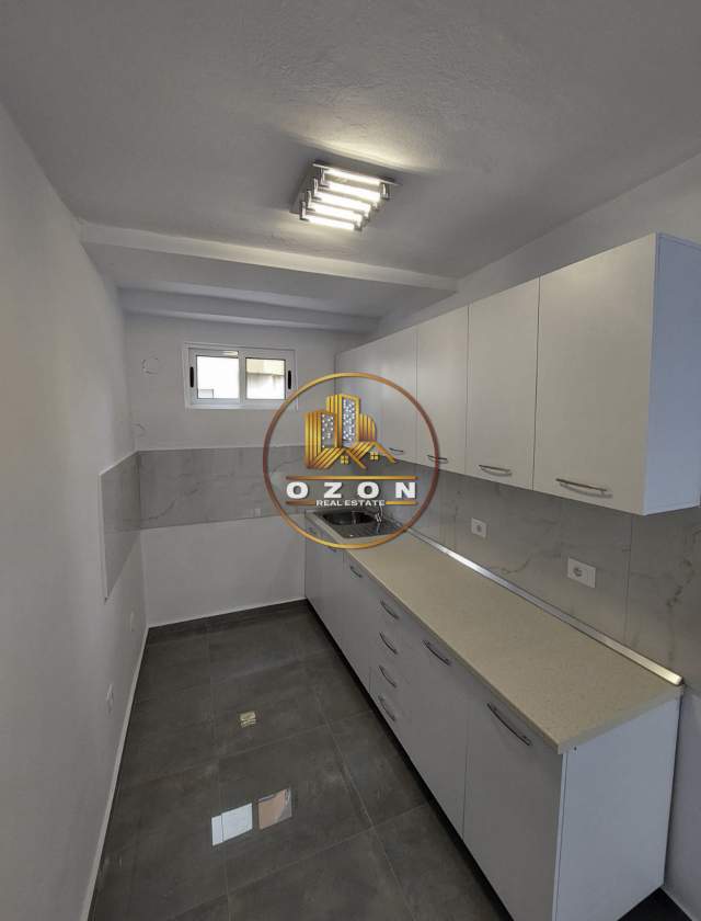 Tirane, jepet me qera ambjent biznesi Kati 2, 60 m² 400 Euro (Ish-Parku i Autobuzave)