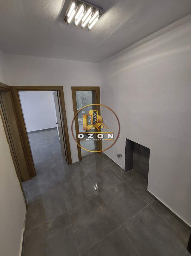 Tirane, jepet me qera ambjent biznesi Kati 2, 60 m² 400 Euro (Ish-Parku i Autobuzave)