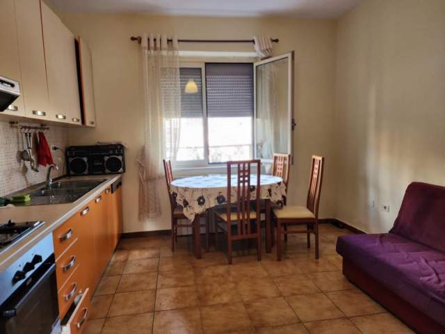 Tirane, shitet apartament 4+1 Kati 4, 100 m² 130.000 Euro (Rruga Muhamet Gjollesha)