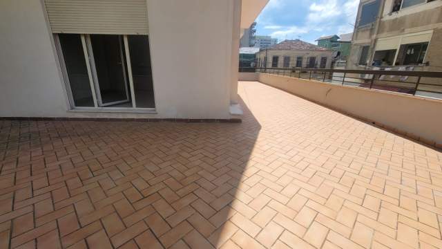!DHENE! Durres, jepet me qera ambjent biznesi Kati 2, 450 m² 2.000 Euro (Sheshi Pranvera, Prane Postes, Durres)