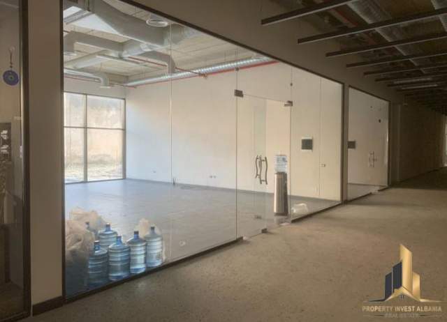 Tirane, jepet me qera dyqan Kati 0, 85 m² 2.000 Euro (Rruga 5 Maj)