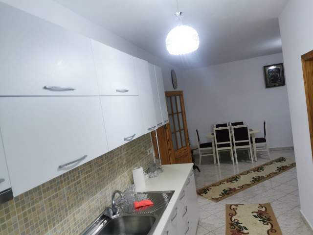 Tirane, jepet me qera apartament 1+1 Kati 1, 67 m² 25.000 Leke (Rruga e Thesarit)