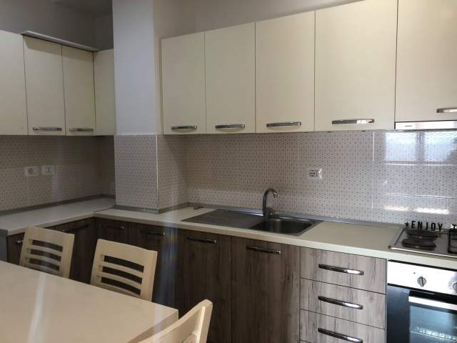 Tirane, jepet me qera apartament 2+1 132 m² 700 Euro (Rruga Muhamet Gjollesha)
