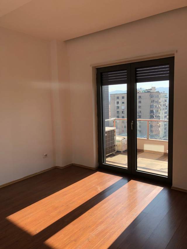 Tirane, jepet me qera apartament 2+1 132 m² 700 Euro (Rruga Muhamet Gjollesha)