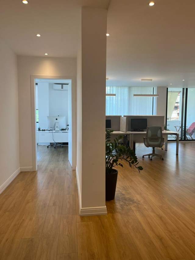 Tirane, jepet me qera ambjent biznesi Kati 5, 134 m² 1.500 Euro (Ismail Qemali)