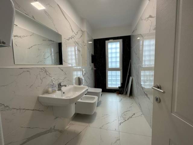 Tirane, jepet me qera ambjent biznesi Kati 1, 195 m² 2.340 Euro (Rruga e Elbasanit)