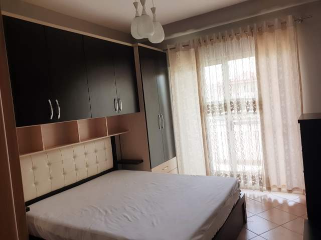 Tirane, jepet me qera apartament Kati 1, 60 m²  (Pallatet Cabej)