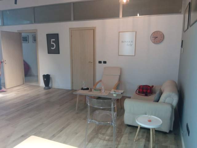 Tirane, jepet me qera zyre Kati 3, 55 m² 700 Euro (Rruga Sami Frasheri)