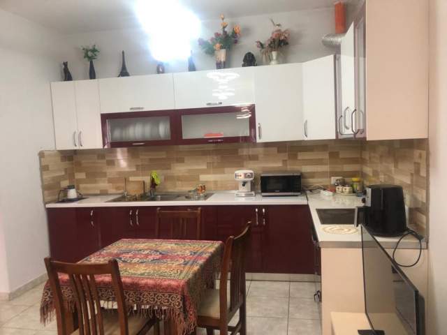 Tirane, jepet me qera 107 m² 300 Euro (Rruga Kastriotet)